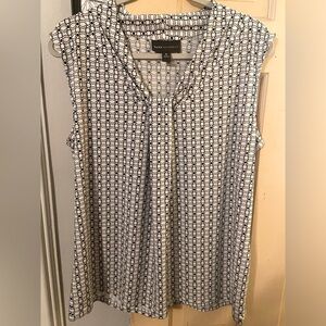 Black and white pattern tank with knot detail at neck